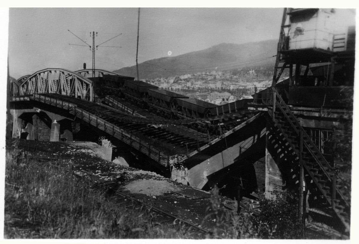 Ødelagt jernbanebro i Narvik.