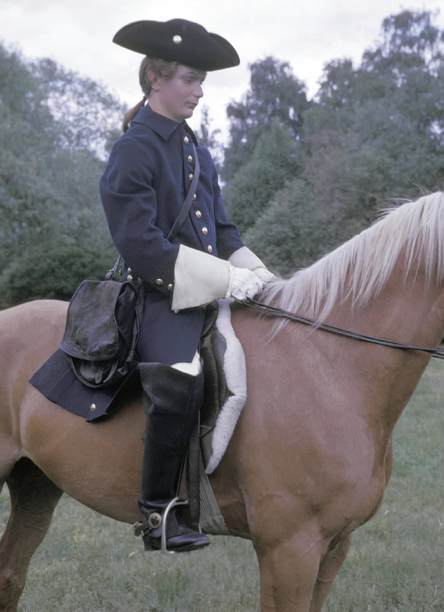 Seriebild 23. Postryttare från 1700-talet, med postväska över
axeln, i munde-ring från Postmuseum. Den arrangerade bilden av
ryttaren till häst är tagen på Skansen.