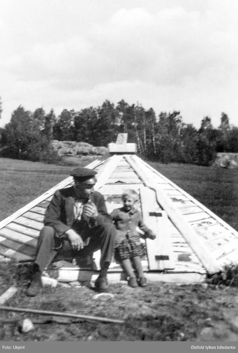 Brønnhuset på gårdene Louisgård og Ørseth i Ullerøy, Skjeberg ca. 1934-40.  De to gårdene gikk sammen om å grave felles brønn ant. like etter 1933. Louis Louisgård og Martha Ørseth Strand.