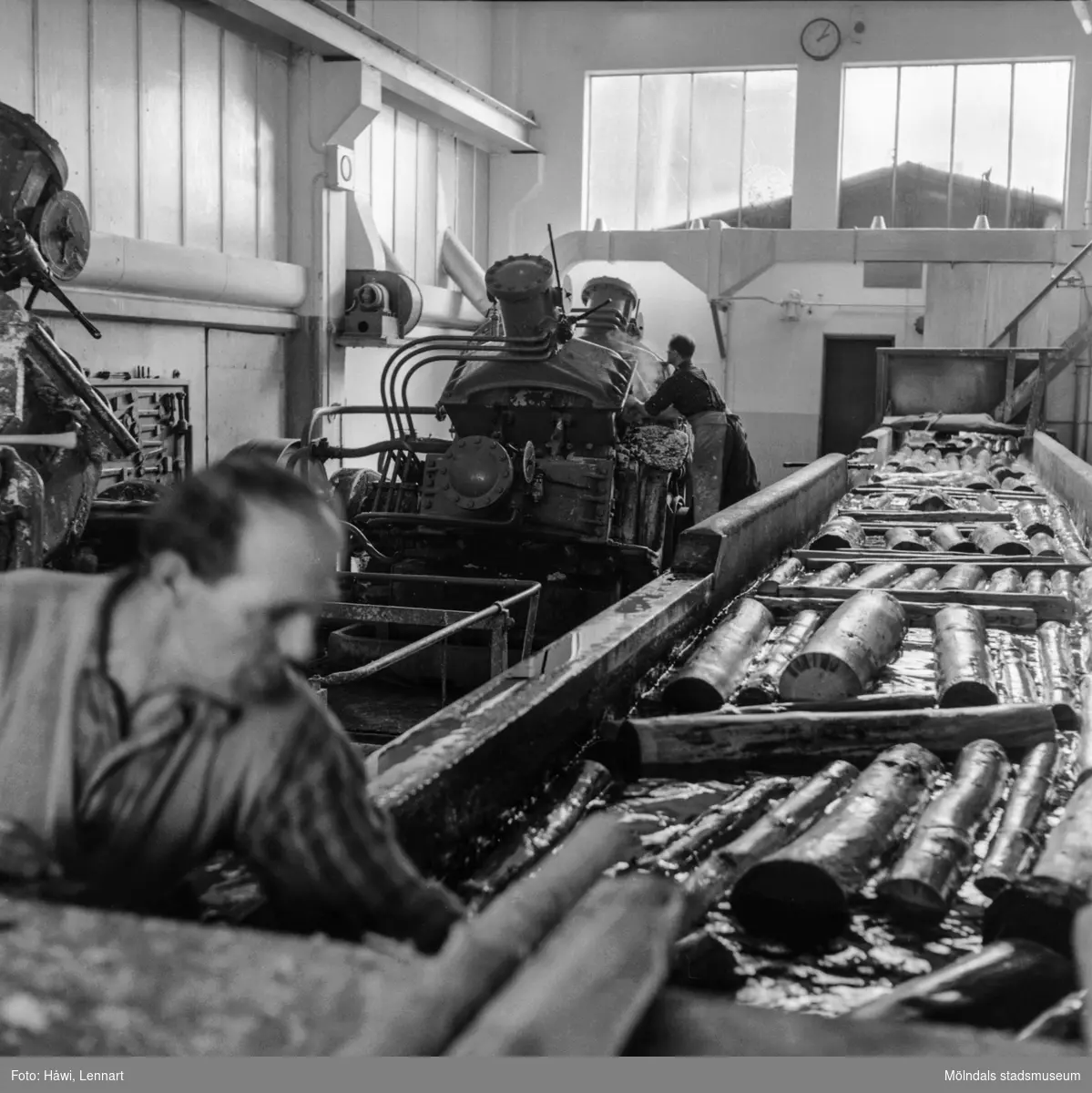 Män i arbete vid sliperiet på pappersbruket Papyrus i Mölndal, 6/5 1955.