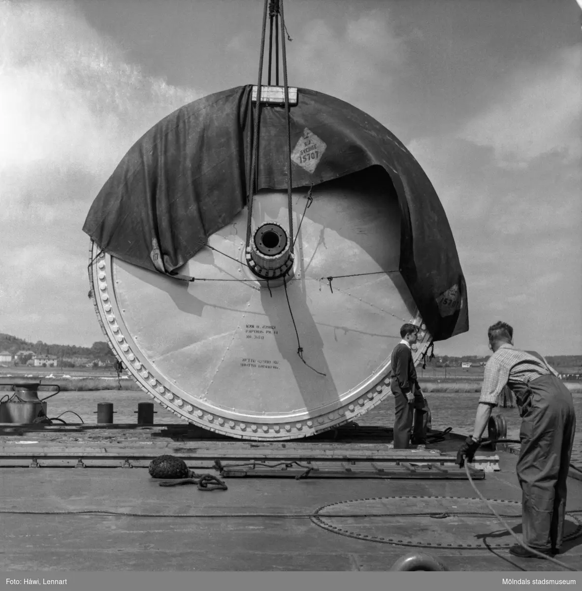 Transport av pappersbruket Papyrus PM2 yankeecylinder. Cylindern fraktas med flytande lyftkran i Göteborgs hamn, 2/6 1956.