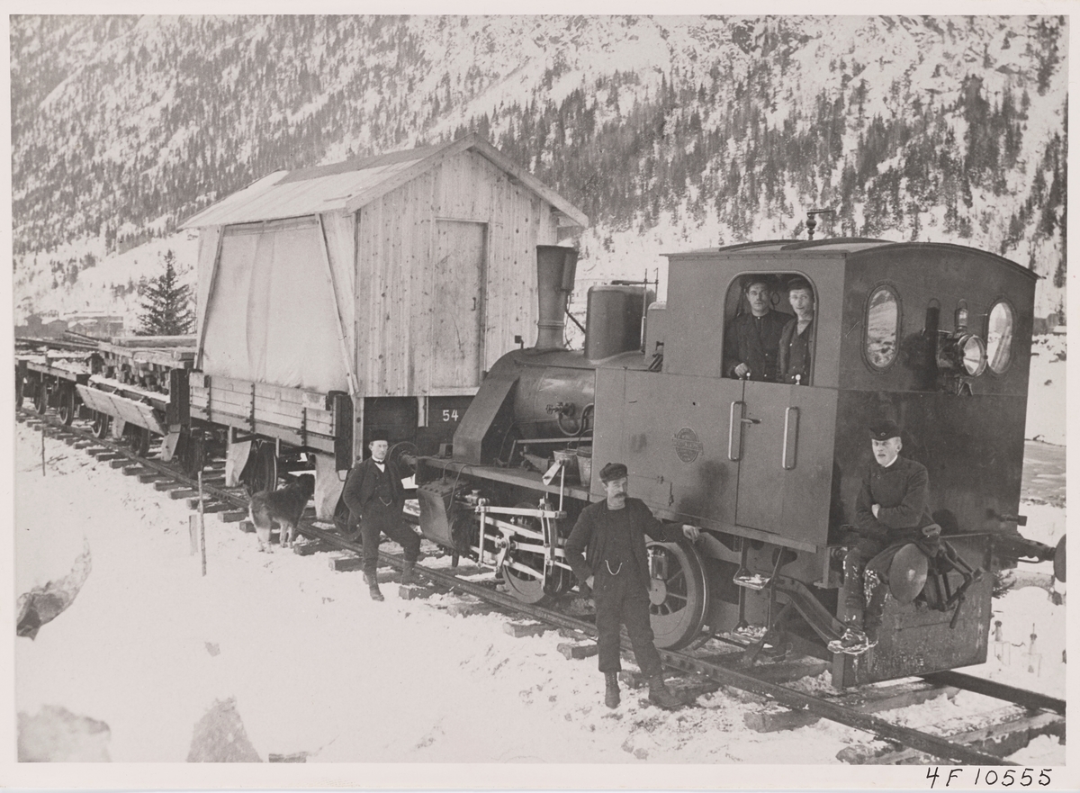 Norsk Hydros damplokomotiv ODIN med anleggstog på Rjukanbanen
