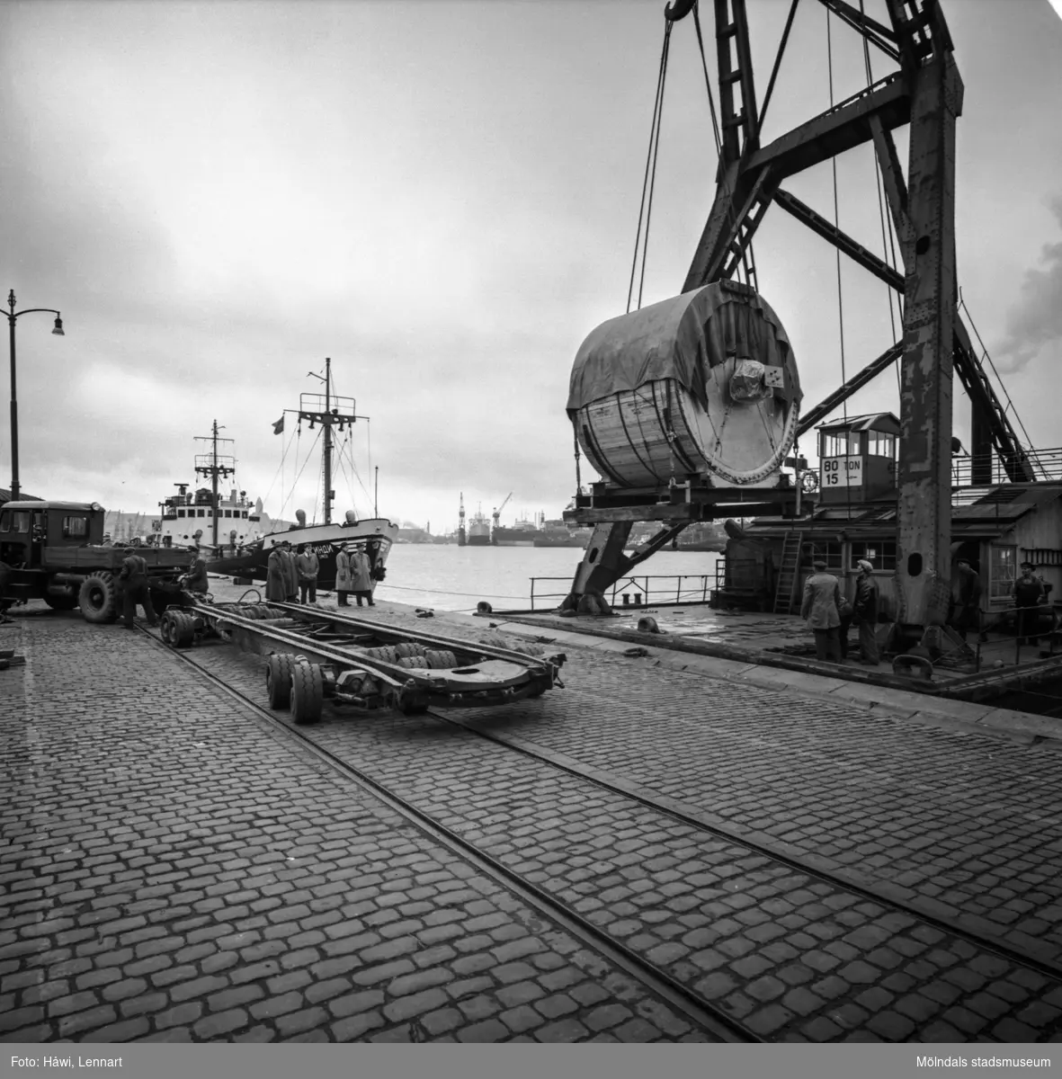Transport av pappersbruket Papyrus PM2 yankeecylinder. Cylindern lastas på ett lastfordon med hjälp av lyftkran. Göteborgs hamn, 16/4 1957.