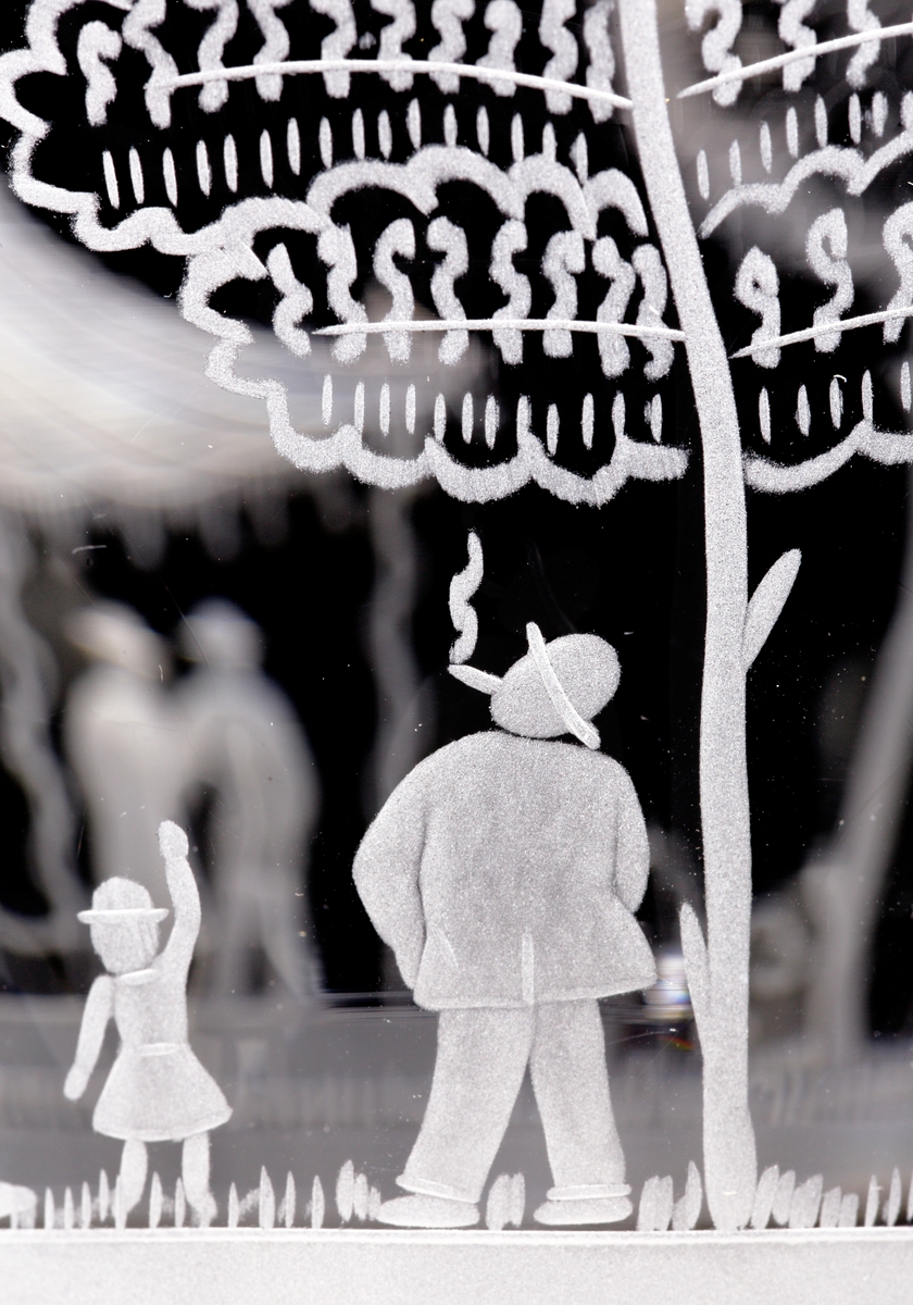"Fyrverkeriskålen" av Edward Hald. Trattformad större skål med graverat motiv bestående av en himmel fylld av fyrverkerier över en glest beskogad festplats fylld med människor och ett tält.