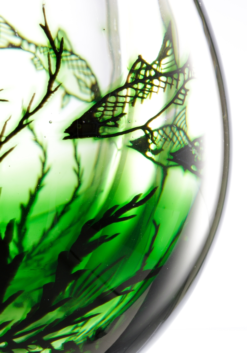 "Fiskgraal" av Edward Hald med undervattensmotiv av fiskar och sjögräs i grönt och svart.