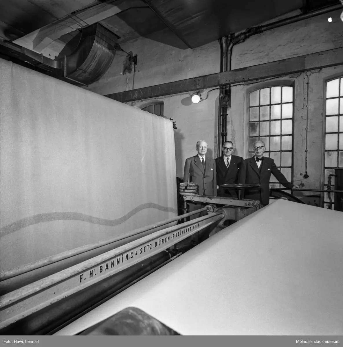 Pappersbruket Papyrus i Mölndal, 12/11 1957. Överingenjör Einar Schiller, William Tibell och Reinhold Wendel.