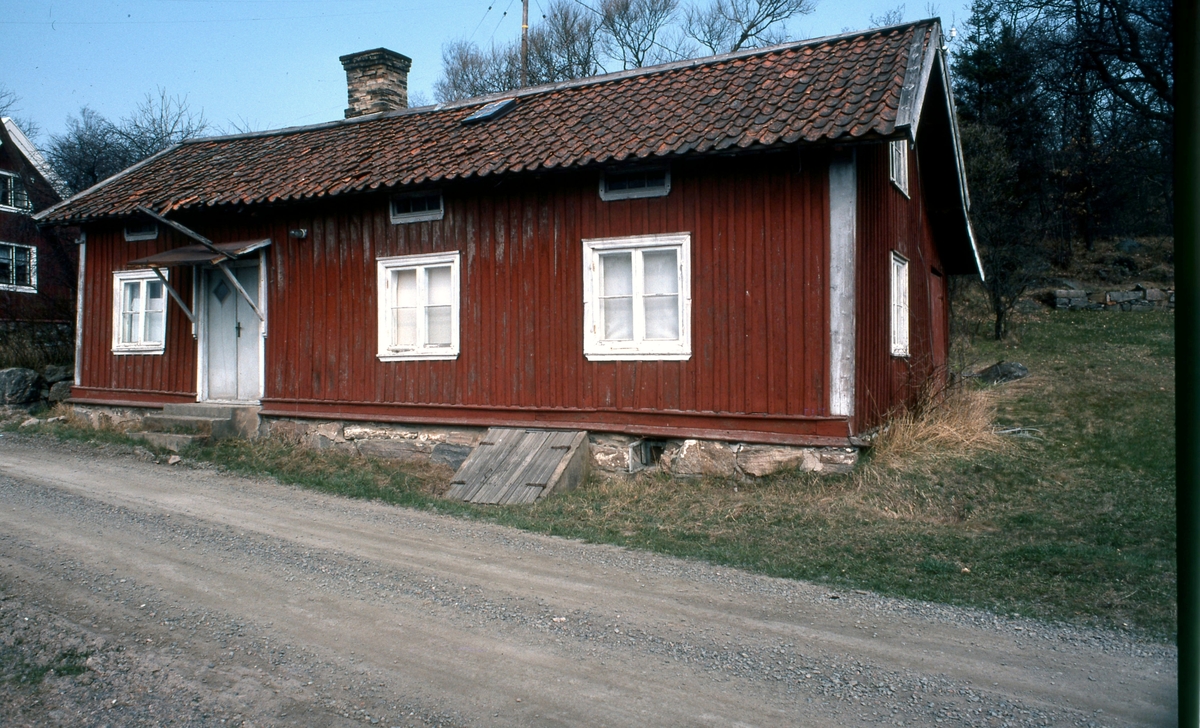 Boningshuset Apelgården 1:3 "Efraims" år 1978. Gårdshuset är från cirka 1850. Ladugården låg på andra sidan av vägen. Riven på 1980-talet.
