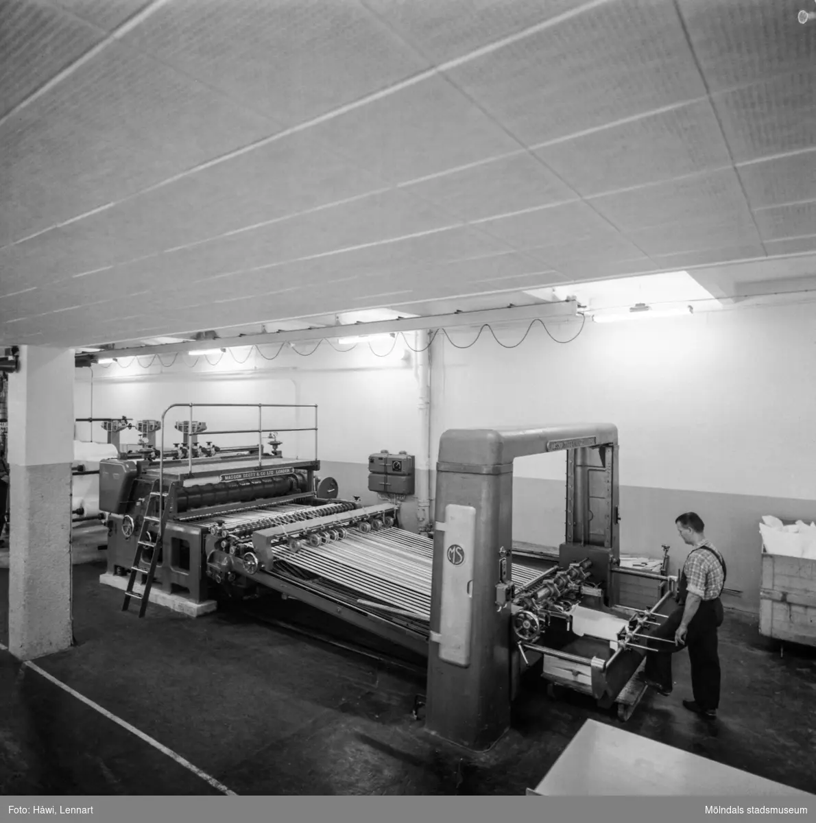 Man i arbete vid klipp nr 13 på pappersbruket Papyrus i Mölndal, 14/8 1961.