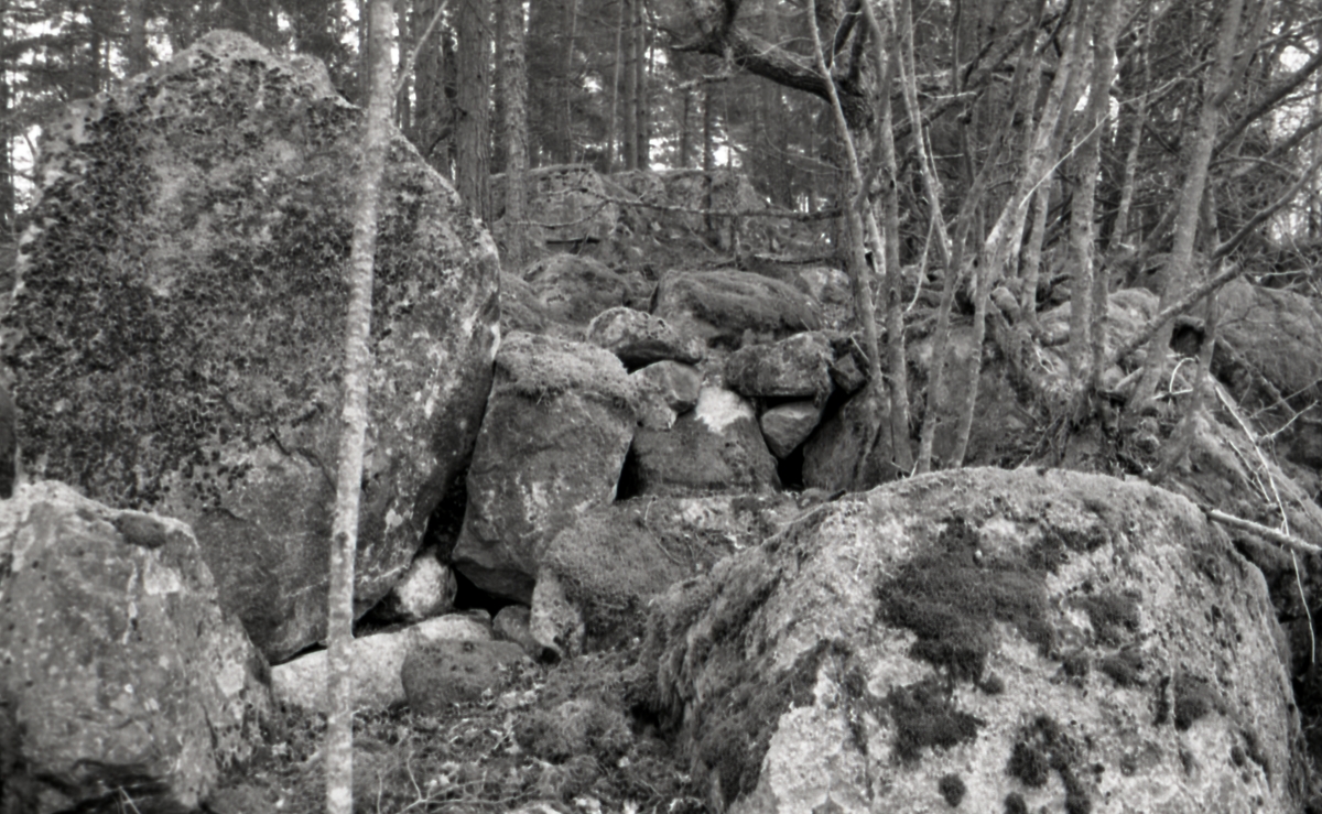 Stensträng, kallmurad mellan två block. Foto från sydväst.