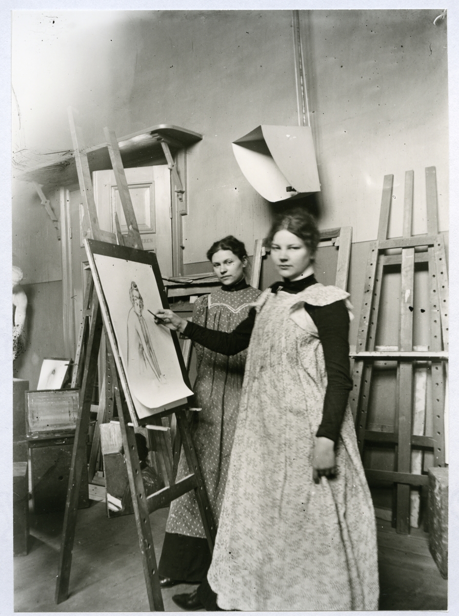 Stockholm. 
Två kvinnor vid staffli. 1901.