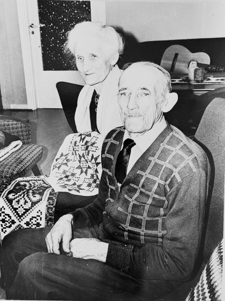 Eldre ektepar. Felespiller Ole Enderud med hustru Berte, rundt 1965.