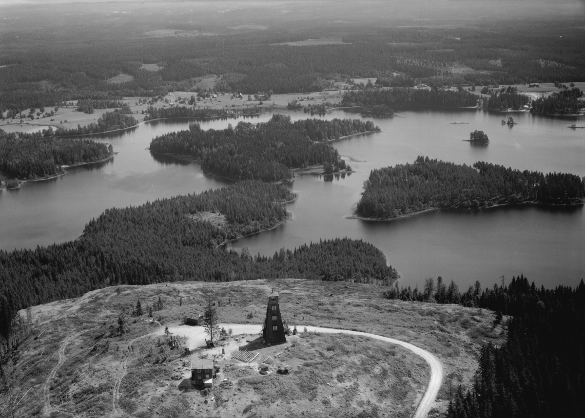 Flygfoto över Isaberg med utsikt över Algutstorpssjön i Hestra, Gislaveds kommun, Jönköpings län. 1263/1964