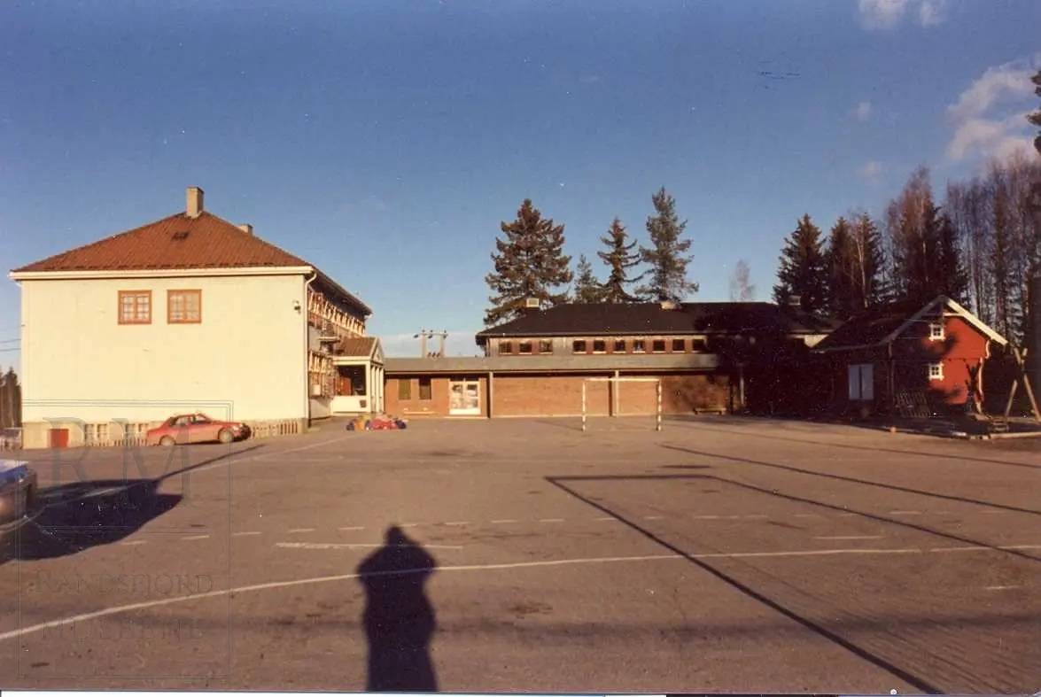 Skoler i Gran, skolebygninger og interiør fra klasserom.