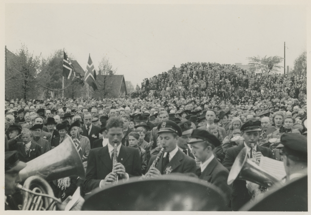 17. mai 1945, folketogets avslutning på festplassen på Skarremyren.

Bilde 1: Folkemengde.
Bilde 2. Kst. ordfører Henry Jacobsen holder tale for dagen