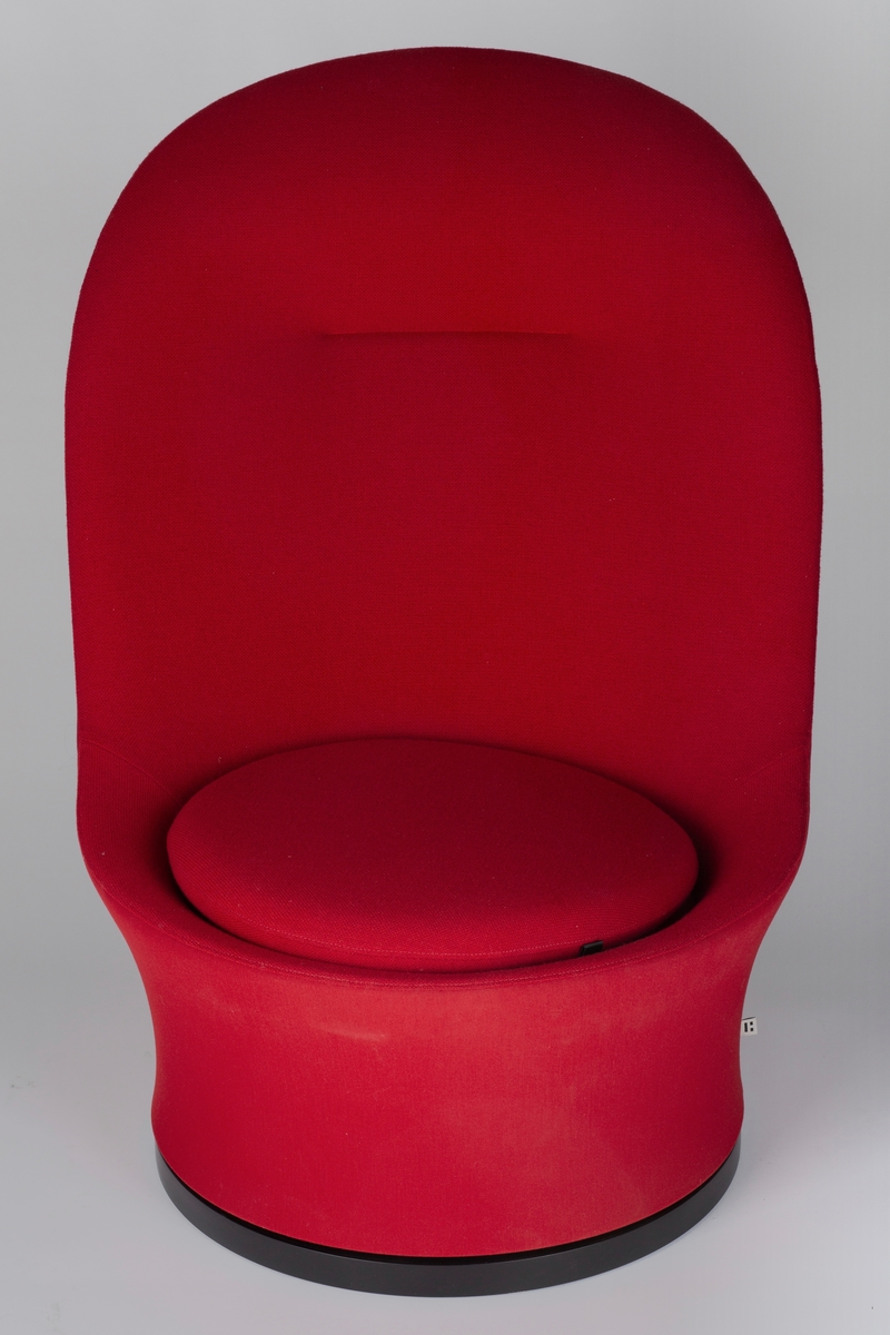 Både formen og navnet til EVA stol er inspirert av den første norske lenestolen, nemlig kubbestolen (med opprinnelse i middelalderen, hugget ut av en trekubbe). EVA har imidlertid mykere materialer og oppbygning, setepute, sving- og vippefunksjon. Ryggen er buet, og avsluttes med muligheter for å lene armene. Kubbeformen av tekstil hviler på en tresokkel.