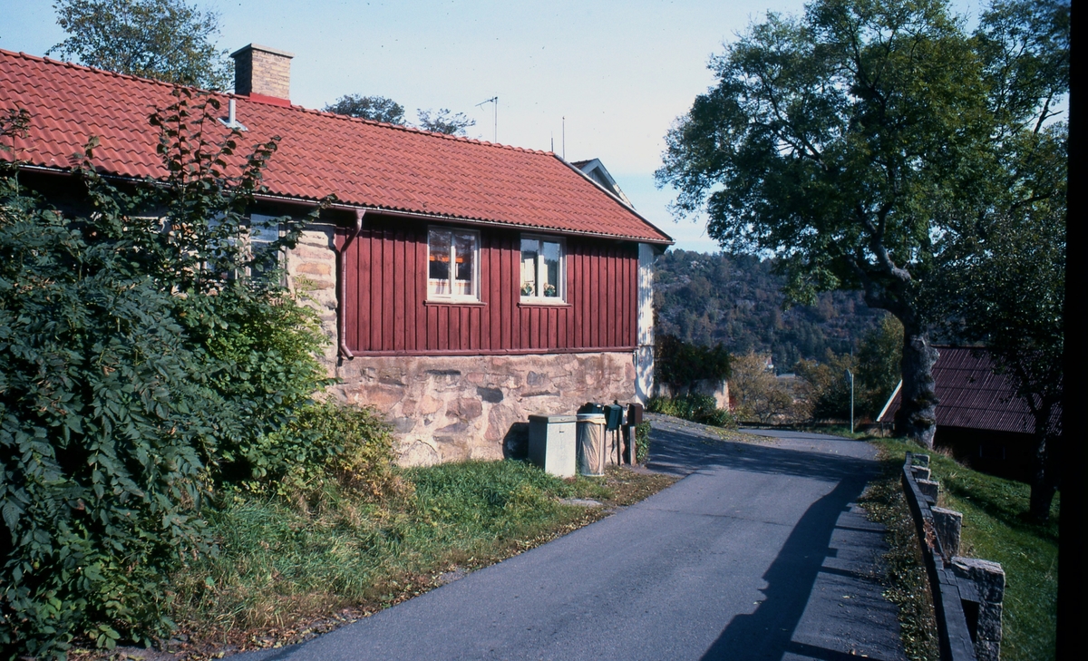 Nyhagenvägen 2, Torrekulla 1:175 "Bengt Olssons" (Torrekulla gård) år 1979. Uthus med stengrund och Bengt Olssons (1858 - 1935) snickeriverkstad där han tillverkade bl a soffor. Gårdsbyggnaden finns kvar men är idag (2020) en privatbostad. Gården såldes cirka 1940 till Samariterhemmet i Uppsala och på jordbruksmarken "Nyhagen" byggdes en ny huvudbyggnad år 1945. Denna blev det nya kvinnohemmet och senare Torrekulla Turiststation och vandrarhem. Relaterade motiv: A1652 och A2894.