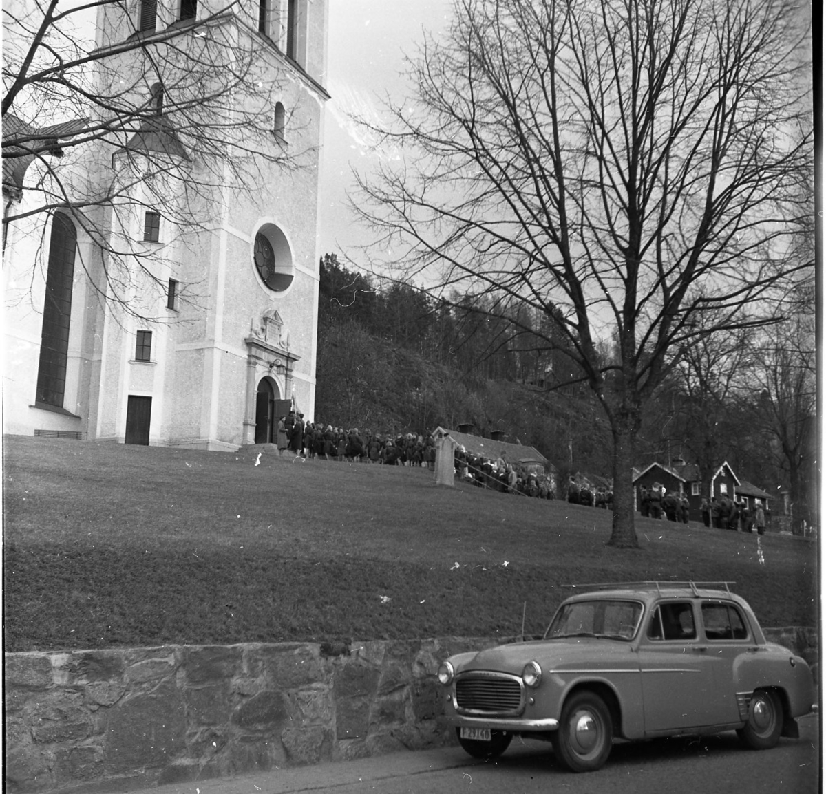 Ett led med ungdomar på väg in i Gränna kyrka. Det är troligen scoutupptagning.