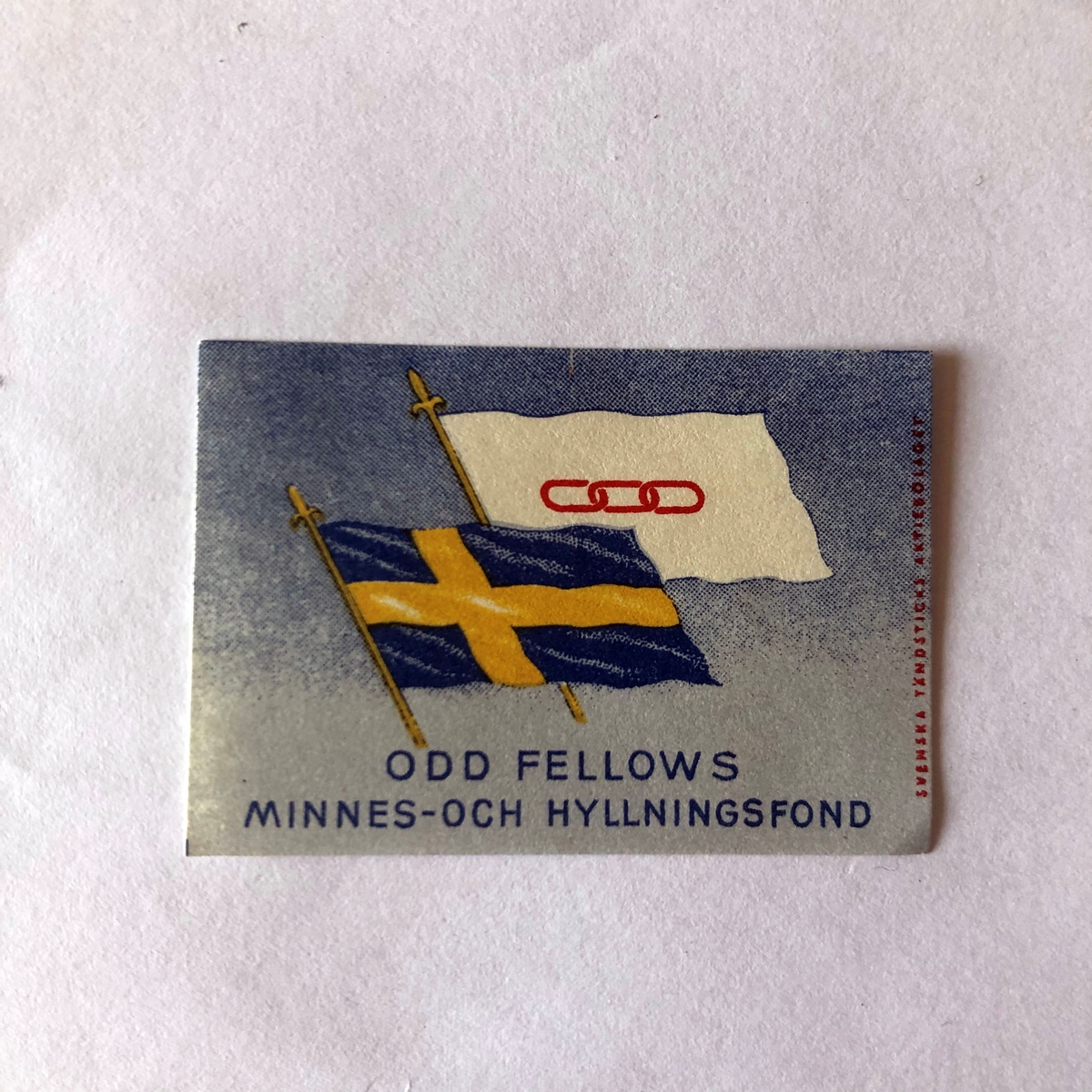 Text. Svenska flaggan, Odd Fellows flagga.