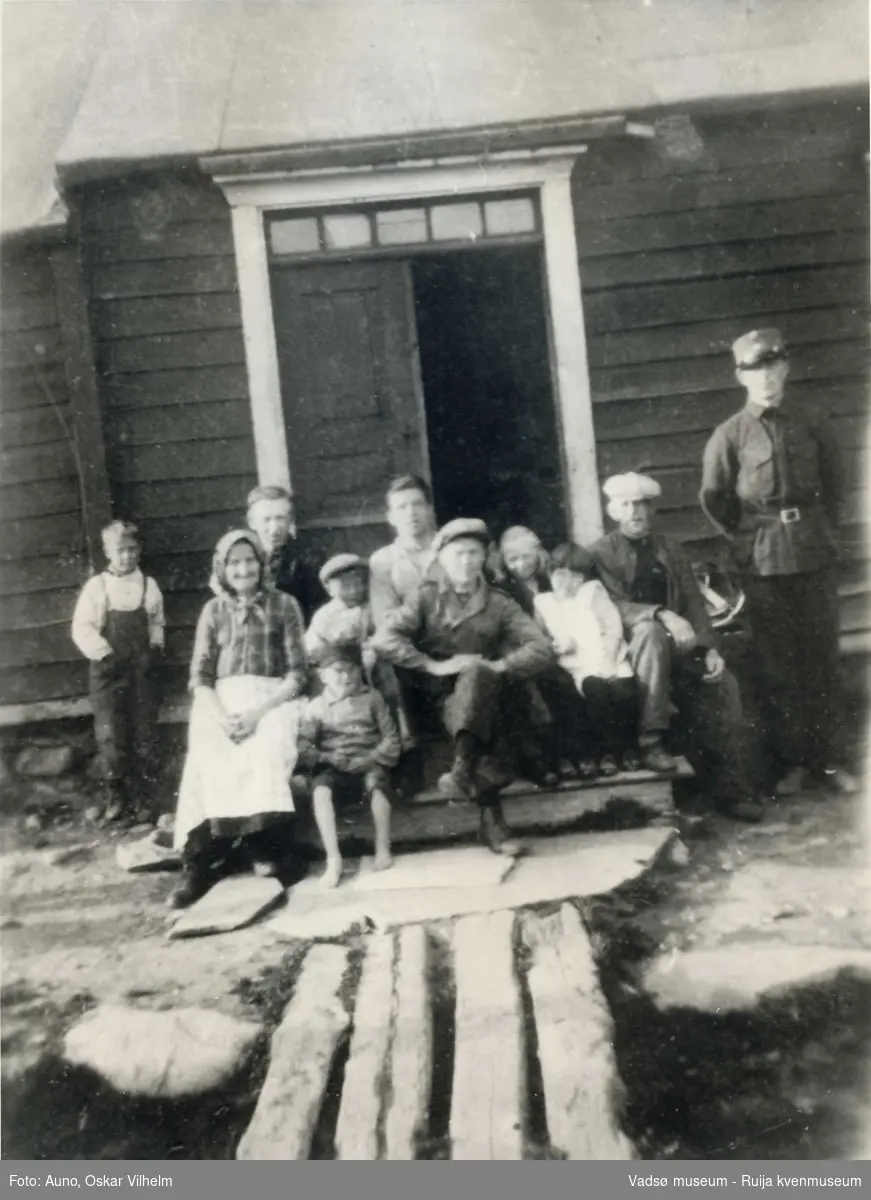 Utenfor "Toget" i ytrebyen i Vadsø 1924. Første rekke fra venstre Tilda Ridola, Toralf Wara. Bak Frans og Einar Auno. Fra høyre bak soldat Einar Manninen og William Auno med hatt. 