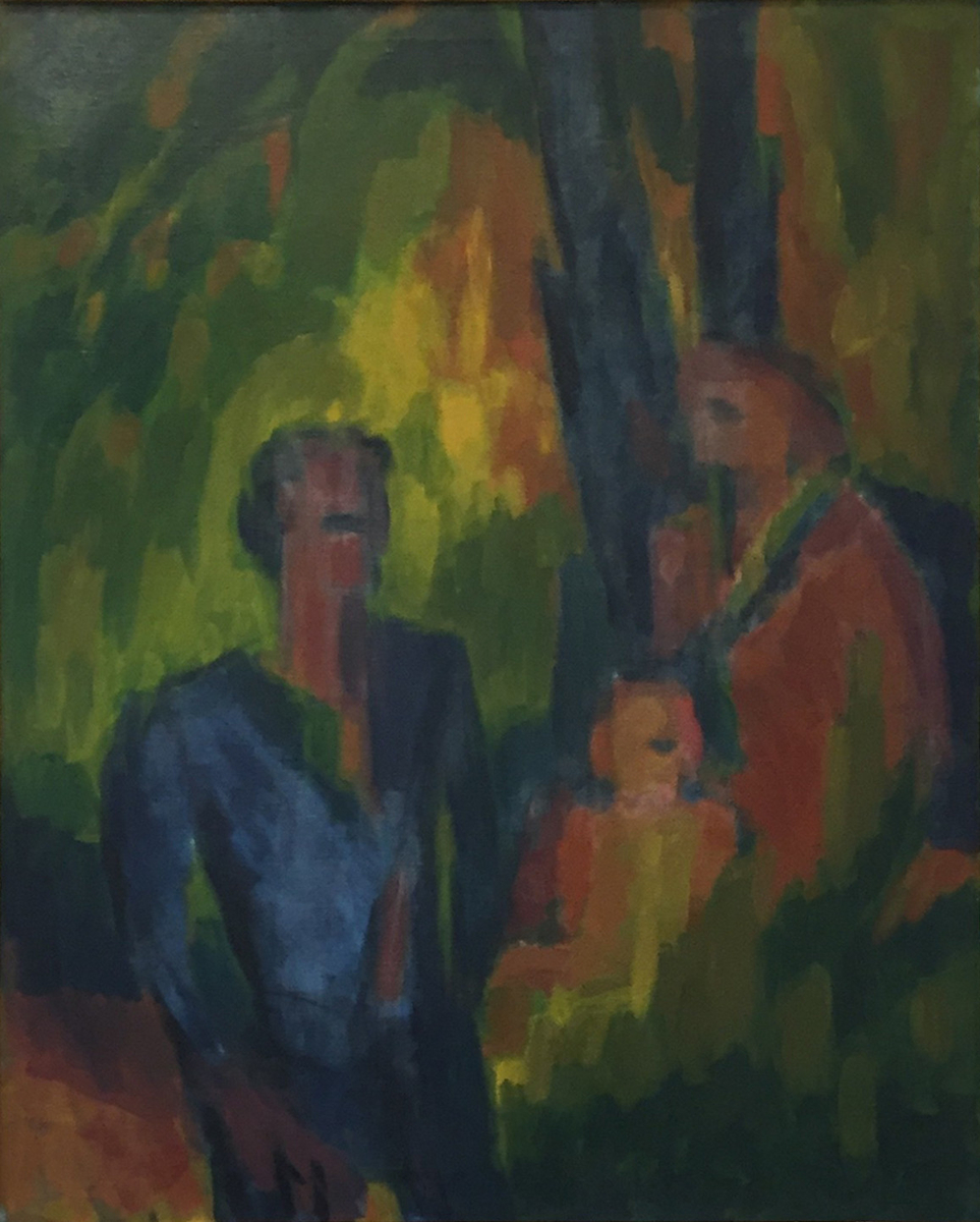 Mann, kvinne og barn avbildet stående tett sammen. Bakgrunnen er diffus. Trær kan skimtes i bakgrunnen. 