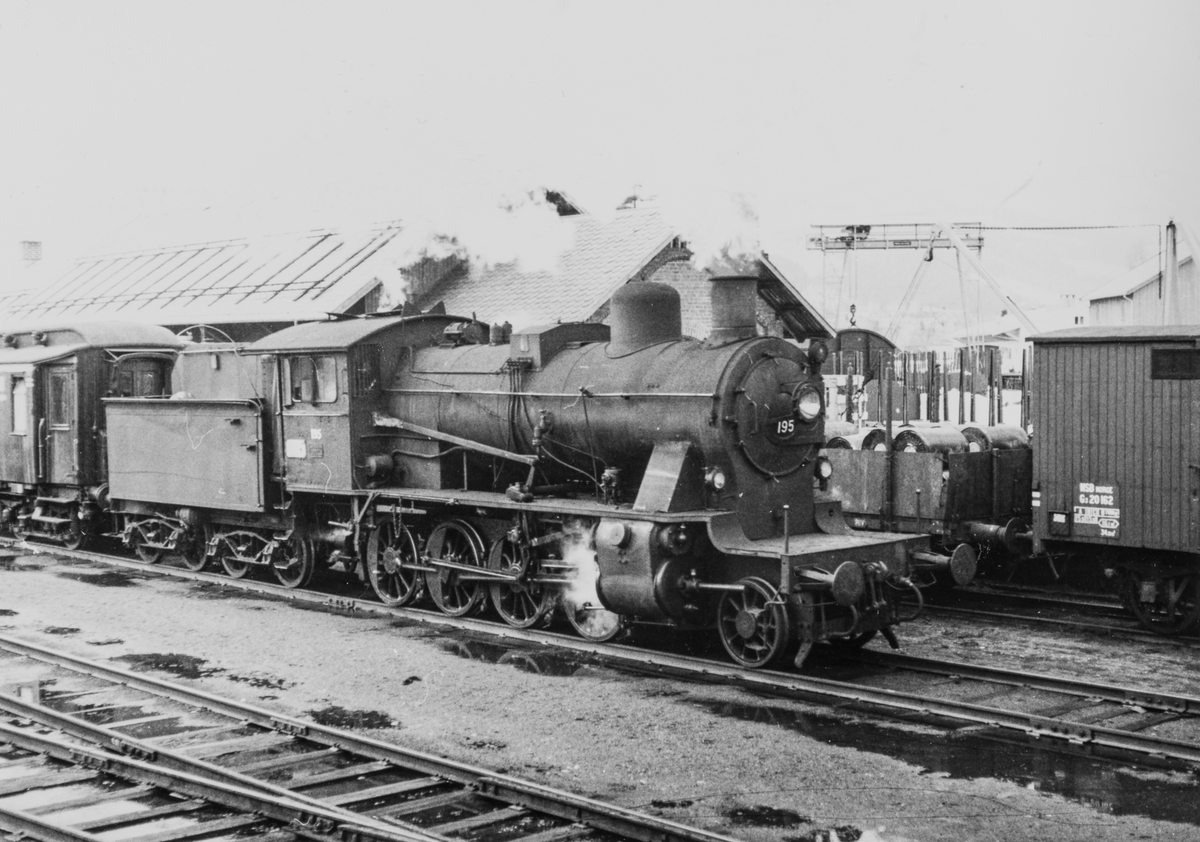 Damplokomotiv type 24b nr. 195 med persontog på Dokka stasjon 2. påskedag 1967