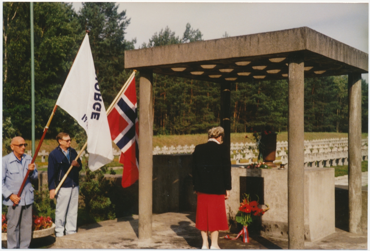 Seremoni i Palmyri utenfor Warszawa i Polen i august-september 1988. Bildet er tatt under en tur som Foreningen av politiske fanger 1940-1945 arrangerte til Polen til 24.08.-08.09.1988,