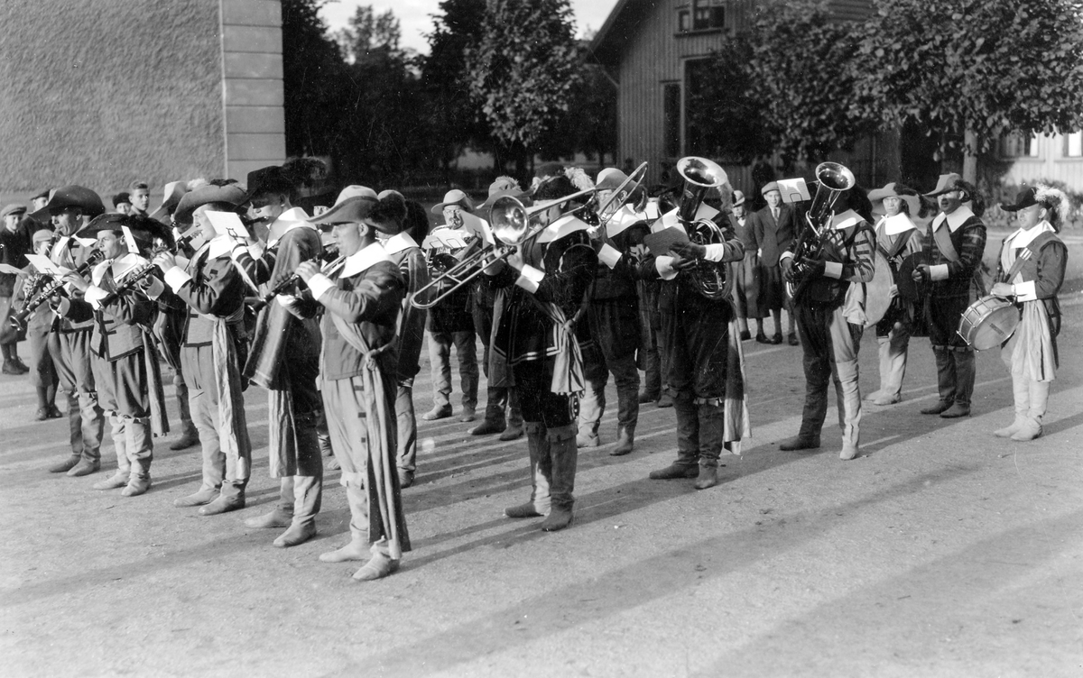 En utklädd orkester spelar på Centralskolans (idag Lendahlsskolan) gård i Alingsås, Barnens dag 1935