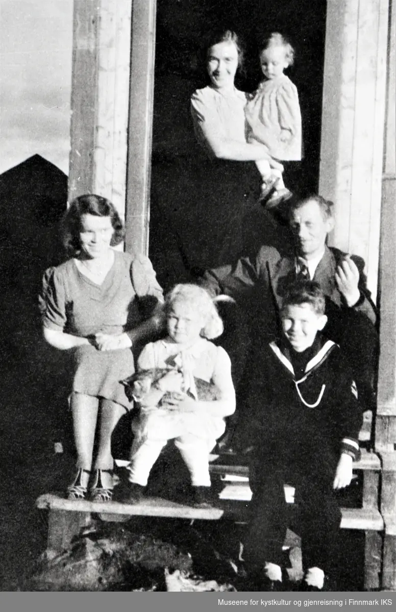 Honningsvåg. Familiebilde på trappa til Harald Levangs hus på Larsjorda. Antatt begynnelsen av 1940-årene.