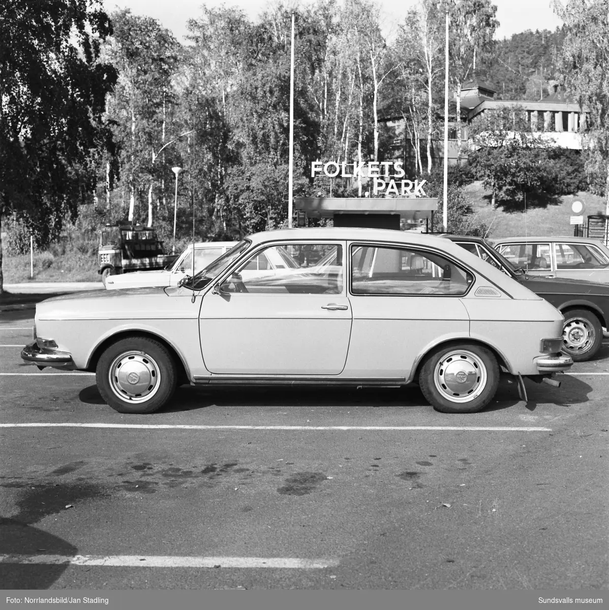 Bilar av olika fabrikat fotograferade på olika platser i Sundsvall på uppdrag av firman Ljuddämpare AB.