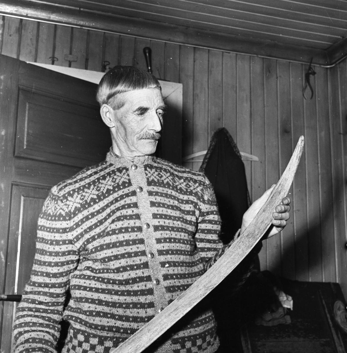 Skiløpet Henning Mobæk fotografert med en ski i hendene.