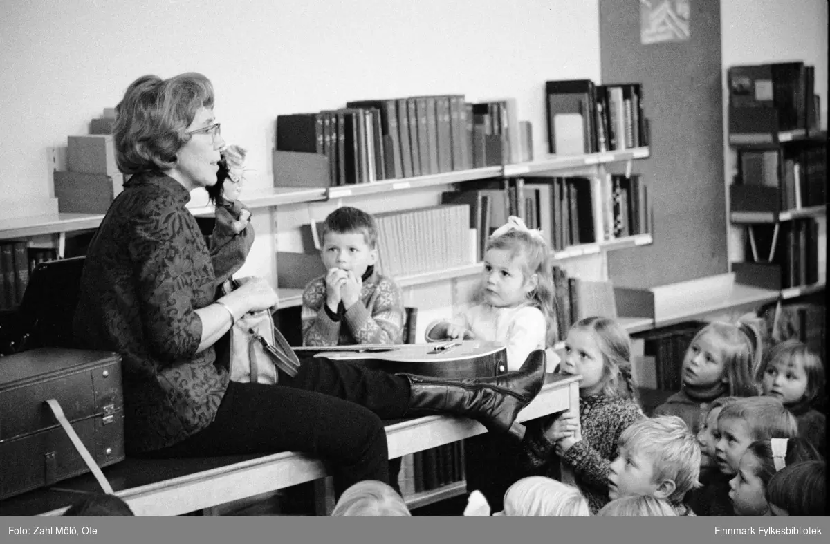 Kirsten Langbo på turné, barnetime på skolen i Vadsø, november 1969.

Kirsten Langbo (1909-1996) var en norsk forfatter og barneunderholder. Kirsten Langbo ble født på Gran på Hadeland, der hun vokste opp på en storgård (Jorstad) i en søskenflokk på tretten. Som ung flyttet hun til Oslo som hushjelp, men dro seinere til USA, der hun traff mannen sin. De bosatte seg på Åssiden i Drammen. Som hjemmeværende husmor skreiv Kirsten Langbo små hverdagsbetraktninger for Drammens Tidende. Langbo ble landskjent da hun fra 1955 begynte å opptre i radioprogrammet Barnetimen for de minste i NRK. På brei hadelandsdialekt sang hun egne viser, spilte gitar og fortalte muntre og virkelighetsnære historier fra et bondegårdsmiljø i gamle dager, først og fremst om veslejenta Berte, men også mye om husdyr. Et av hennes fremste kjennetegn var at hun med munnen imiterte en trombonesolo i kjenningsmelodien “Bayersk polka” til sine barnetimer. Hun hadde barnetimesendinger inn på 1970-tallet og turnerte med musikken og historiene rundt om i Norge, også som buktaler utstyrt med hånddokker. Da NRK Fjernsynet begynte med barneprogramserien Kosekroken på begynnelsen av 1960-tallet, ble Kirsten Langbo en av artistene som ble engasjert til å lage enkeltstående programmer til serien. Eksempelvis var hun programleder for episoden I kolonialbutikken som ble sendt 9. desember 1966. (Wikipedia)