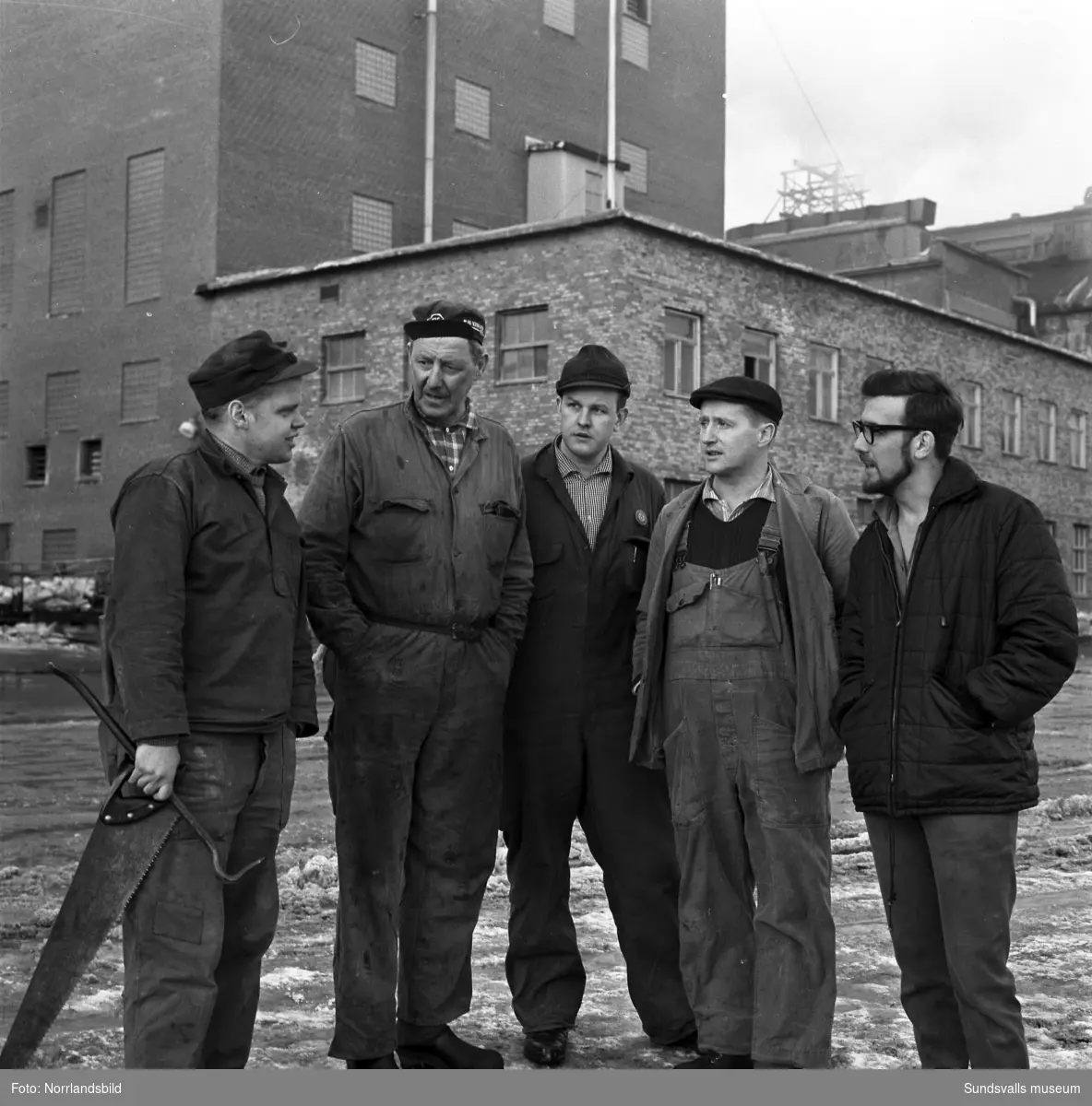 Fem fabriksarbetare vid Vivstavarv, varsel om lockoutstrejk.
