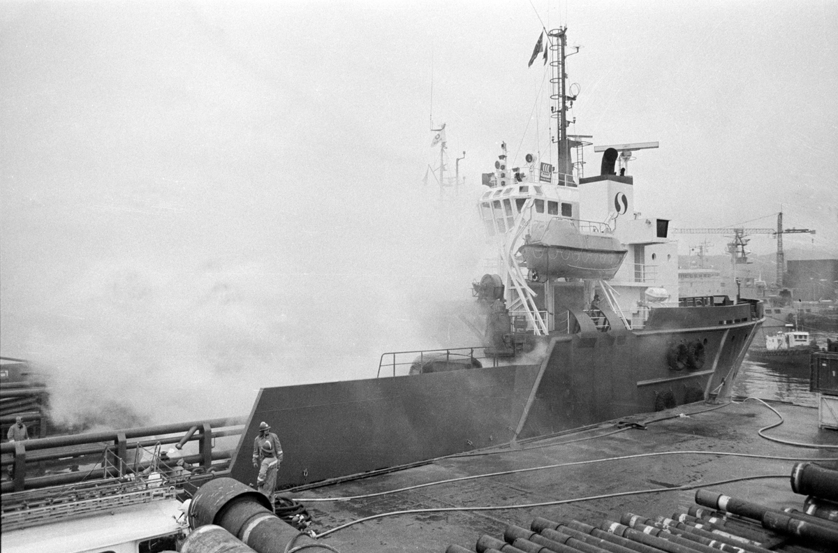 Røyk fra en supplybåt ved kai på Larsneset.