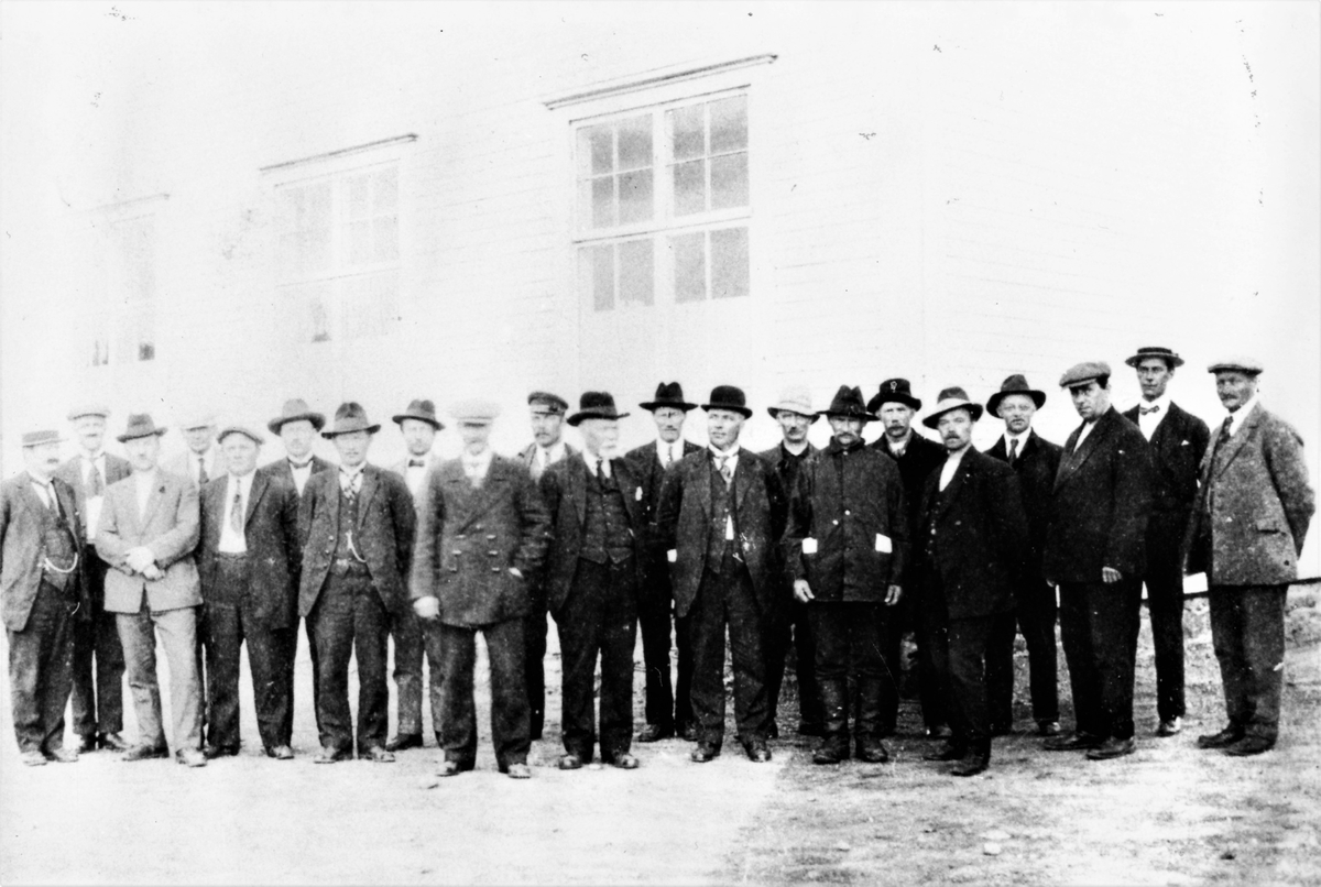 Sør-Varanger herredstyre 1922-1925. Fra venstre: 1. A.O. Isaksen Arneng, 2. Harald Johansen, 6. G.O. Ramberg, 7.  A.K. Mikkola, 11. Johannes Haaheim, 13. E. Gunnari, 18. Thorolf Bugge. 