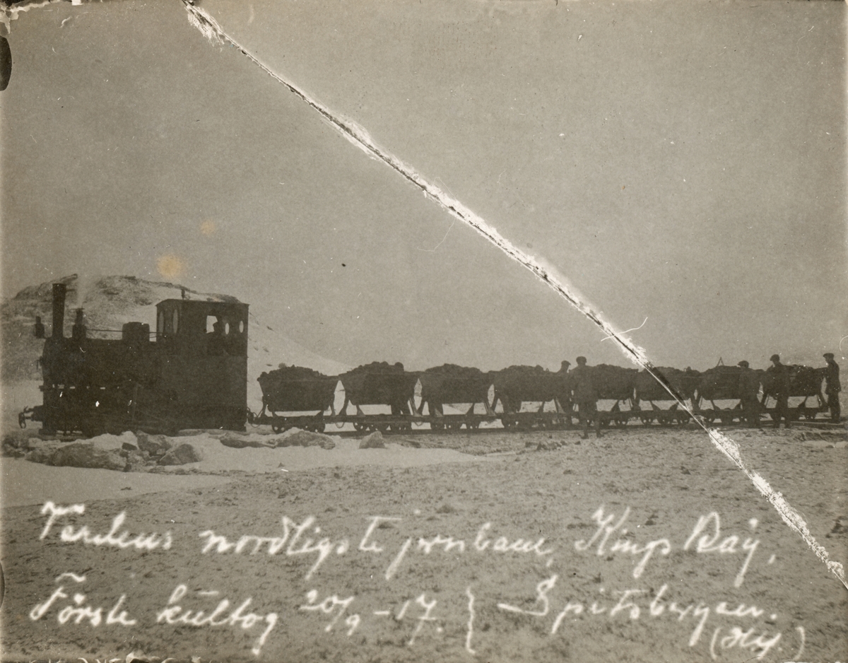 Motiv av et damplokomotiv som frakter kull. Første lasten med kull 20.09.1917.