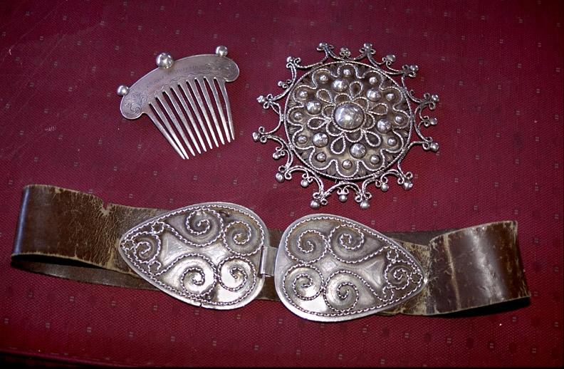 Personal jewelry: comb, filigree brooch and belt buckle.
