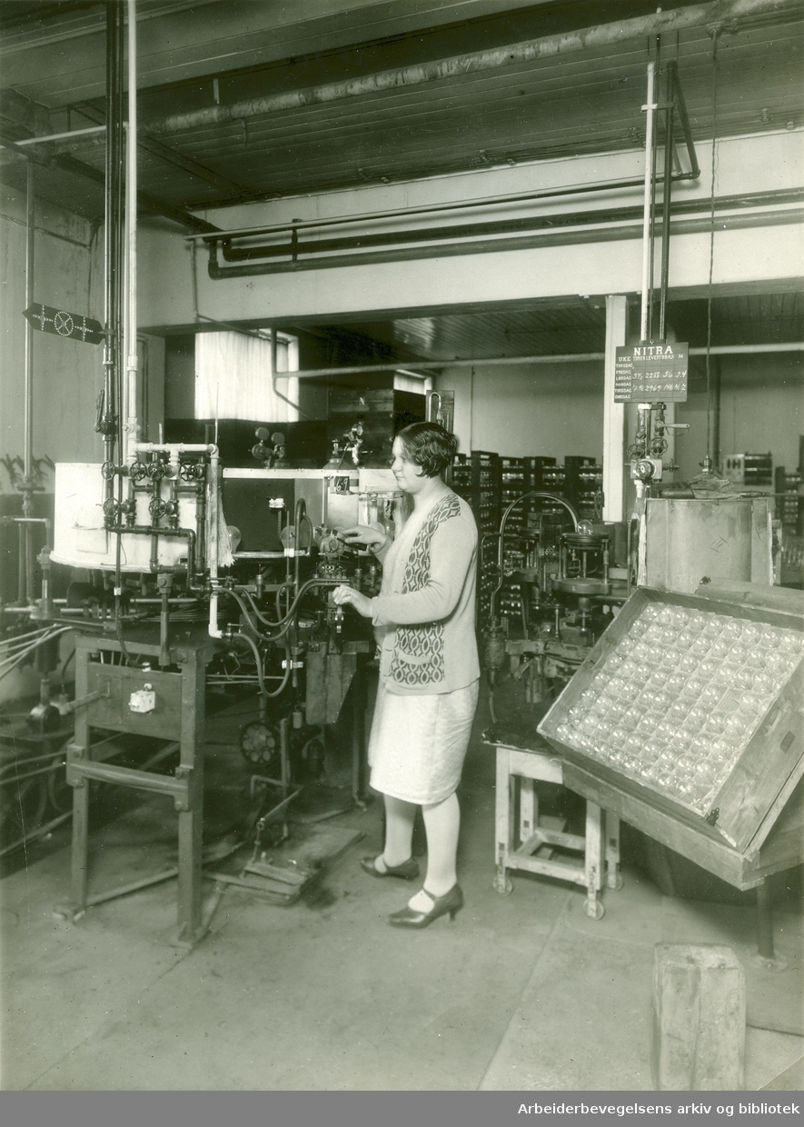 Produksjon av Osram lyspærer på Den Norske Lampefabrikk i Drammen..Foto Narve Skarpmoen 1928.