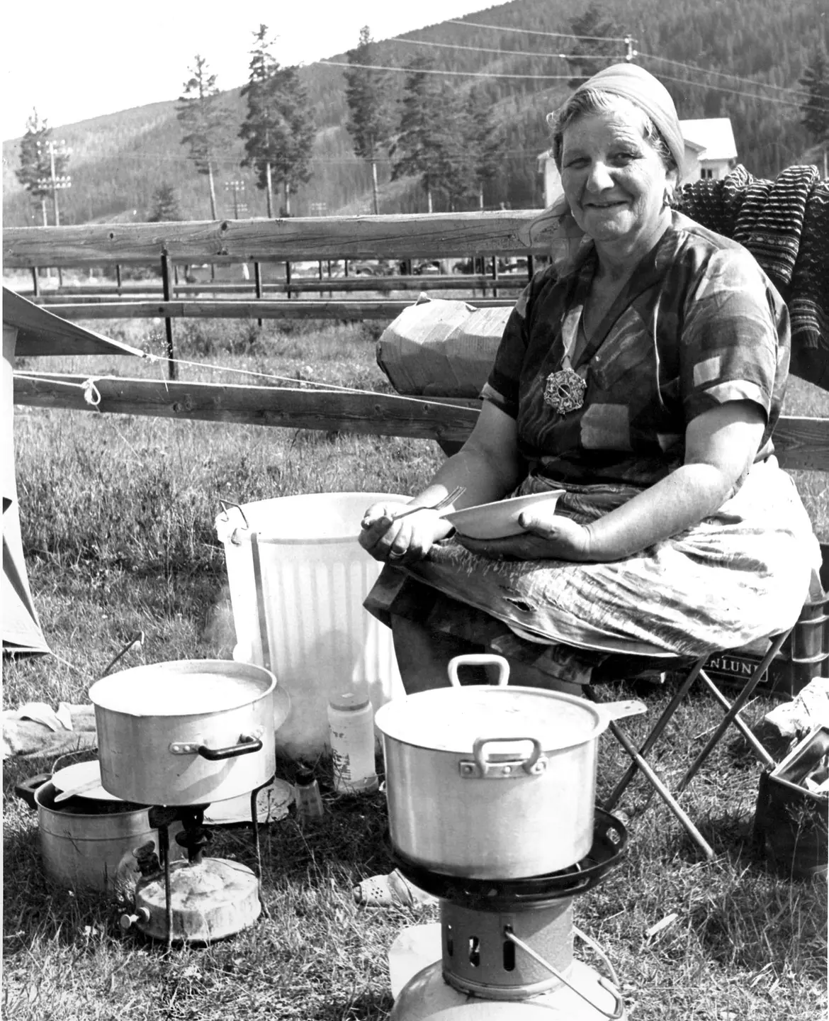 Reisende kvinne lager mat på ei slette i Trysil, 1970.