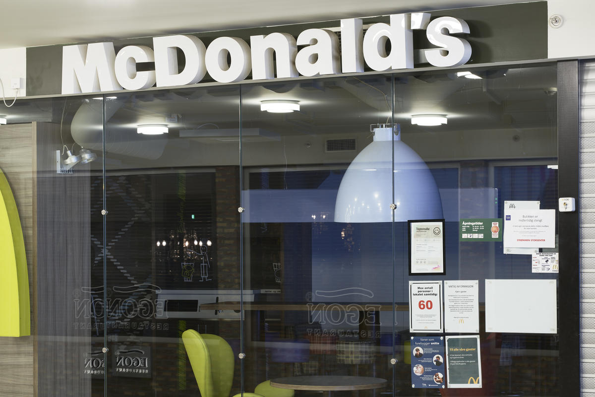 Koronaskilt på McDonald`s på Strømmen Storsenter under koronastengningen