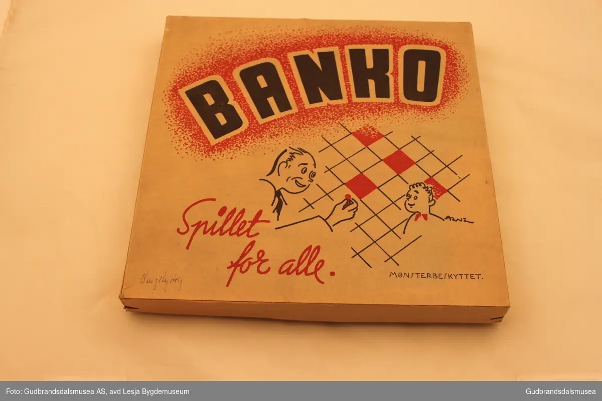 Brettspill fra ca 1940-1950
Brettspill Banko, i orginal eske av papp. Inneholder spillebrett. Spillebrikker, 11 grønne og 11 røde i metall. Spillereglene er trykt i lokket på esken.