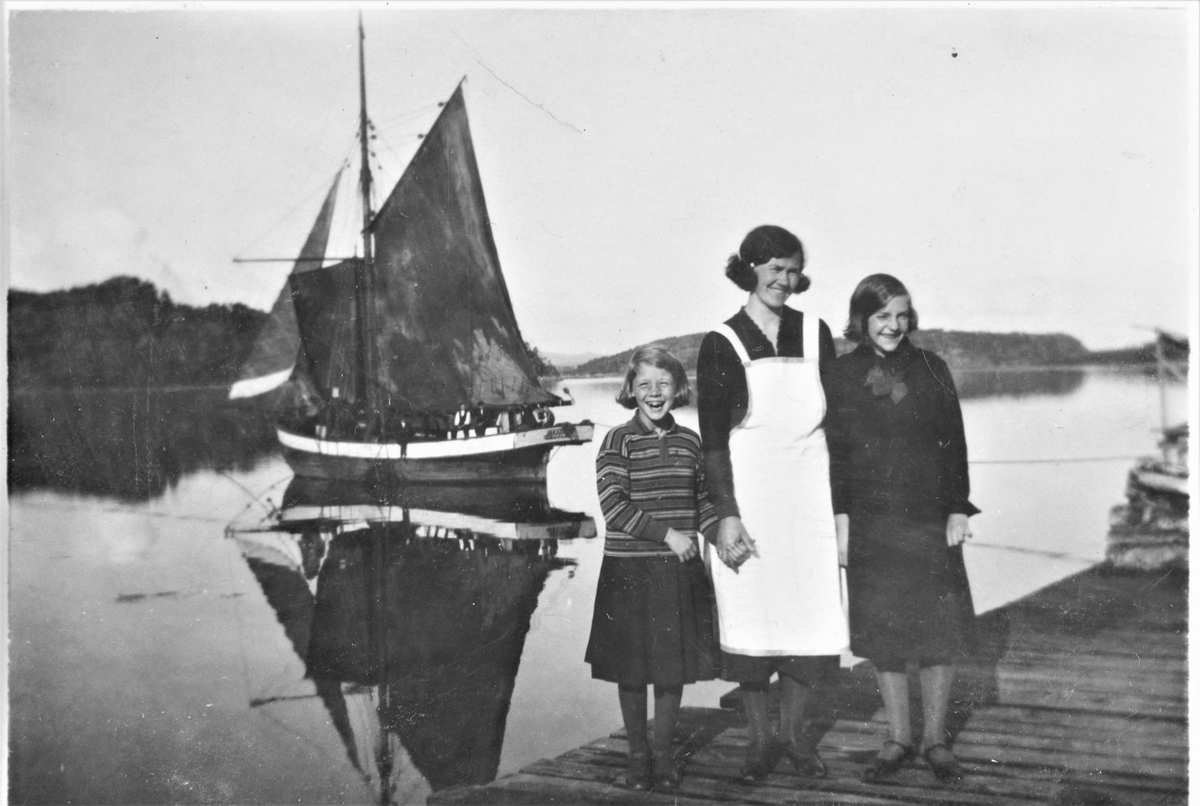 Segelskøyta "Trygg" ligger og tørker segl, Hellandsjøen, Heim