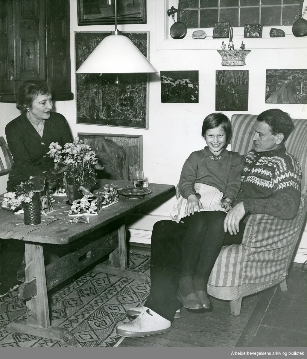 Reidar Aulie (1904-1977). Kunstmaler. Her med kona Kari (Gunvor Katarina) Randem og datteren.