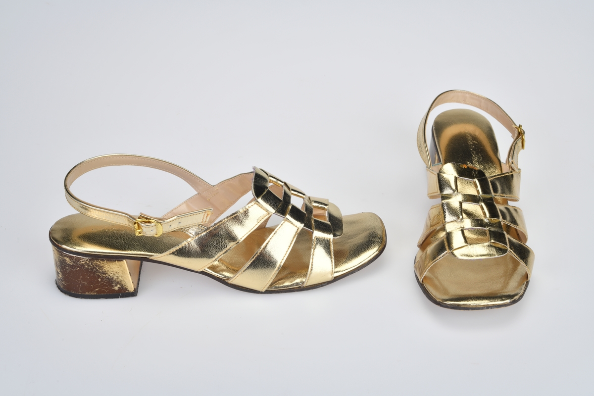 Skoene er typisk for 1970-tallets selskapssko. Skoene likner mer sandaler med 3 reimer fra hver side av skoen som møtes/flettes sammen i et midtparti som er 4,5cm brest og 8cm langt. Reimene er foret med beige plast. Innersålen er av gullfarget plast. Yttersålen er av brunt lær, mens hæelen er av svart plast. Det er en liten gullspenne (av metall) i åpning på utsiden av hælen.