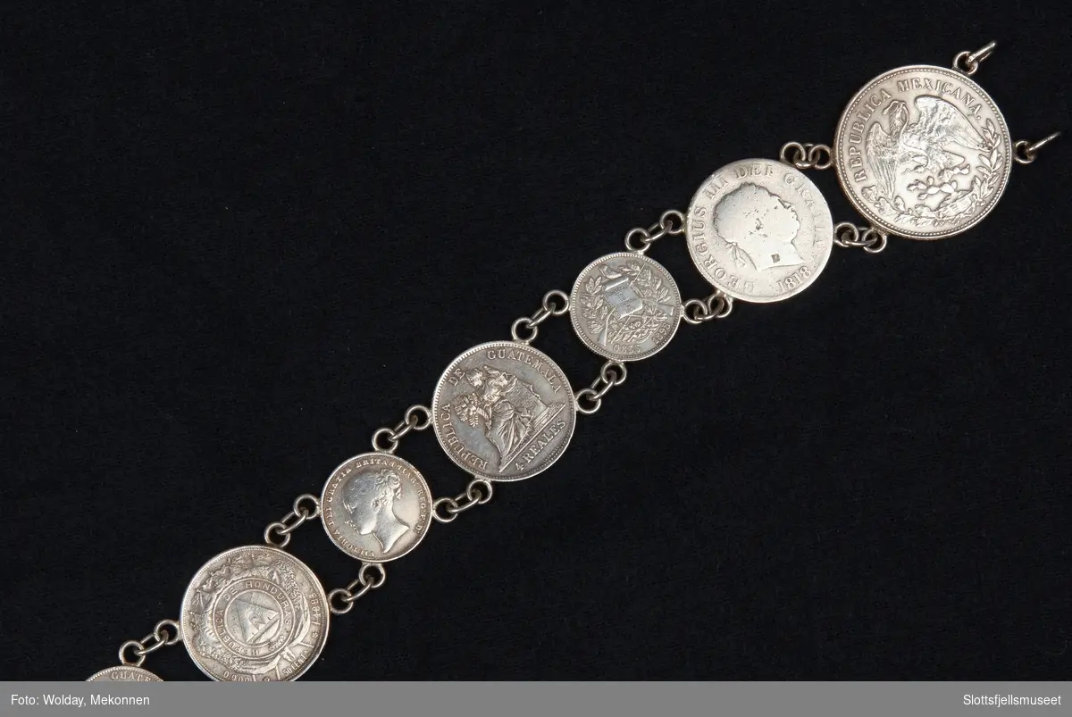 Belte av sammensmidde sølvmynter, hovedsaklig fra Guatemala; Honduras, Peru , Mexico og Storbritannia.