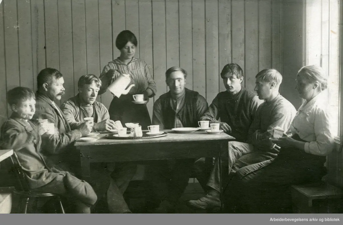 Arbeidere ved Raumabanen 1912 - 1921. Middagskaffen serveres i barakke 2 ved Stuguflåten..