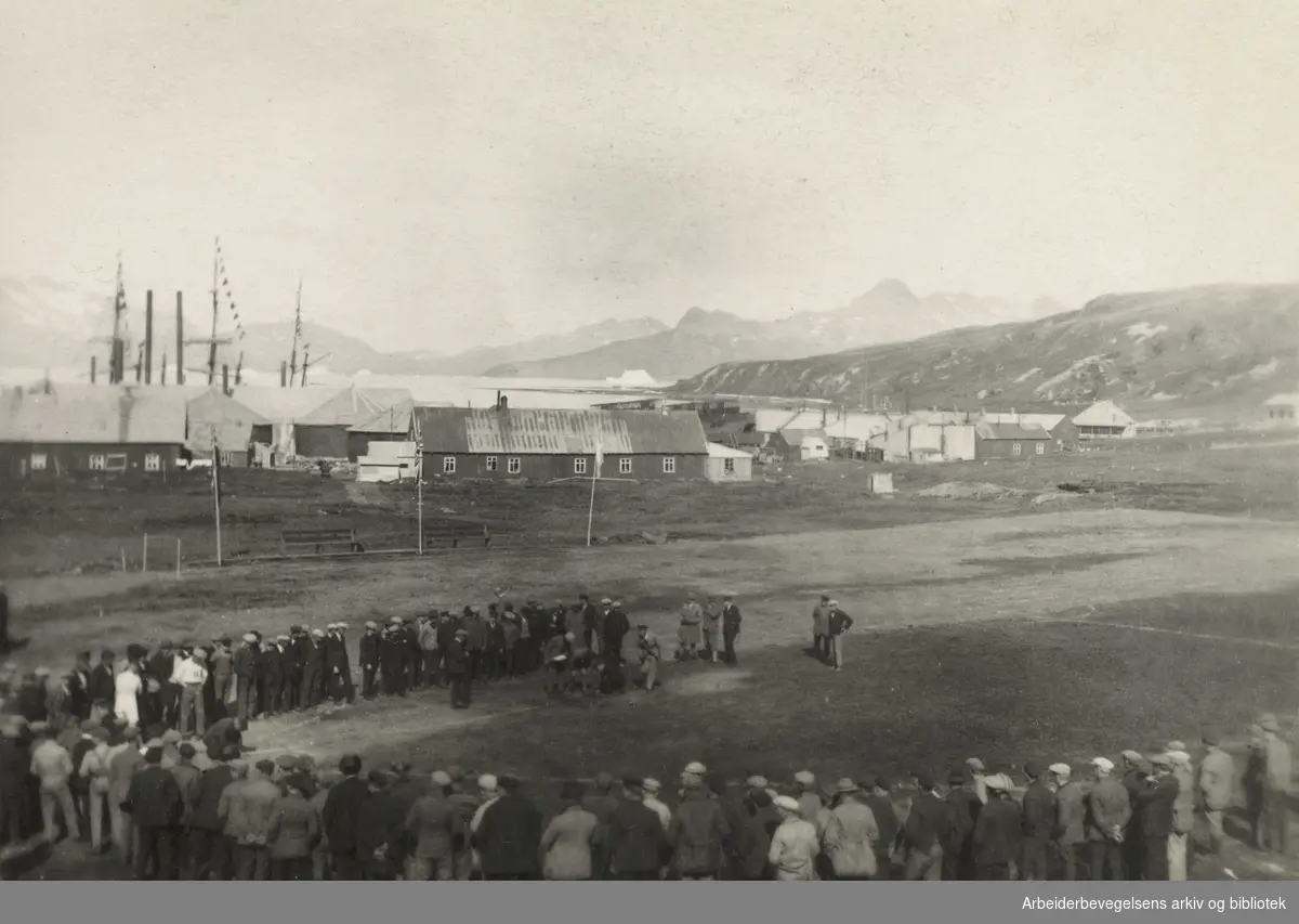 Hvalfangere på land arrangerer mini-olympiade på Sør-Georgia, Antarktis. 1930-årene.