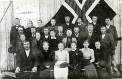 Ungdomslaget Hugin, foran nr. 2 fra venstre: Charlotte Skage