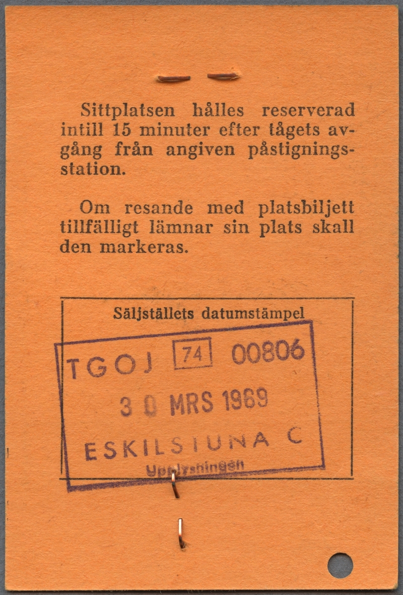 Biljett med fasthäftad lapp med texten "RESERVERAD SITTPLATS". Biljetten var giltig 1969-04-07 på sträckan Härnösand-Gävle och kostade 4 kronor. På biljettens baksida finns en tryckt text samt säljställets datumstämpel.