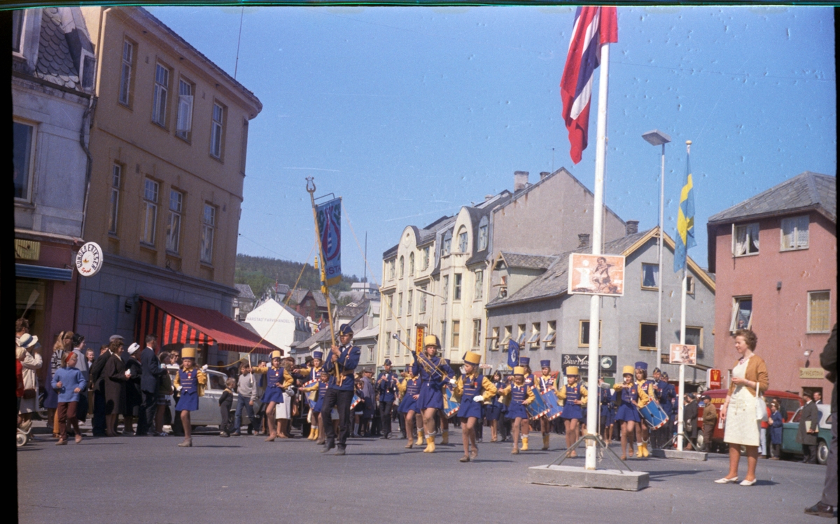 Skolekorps opptrer i Harstad sentrum.