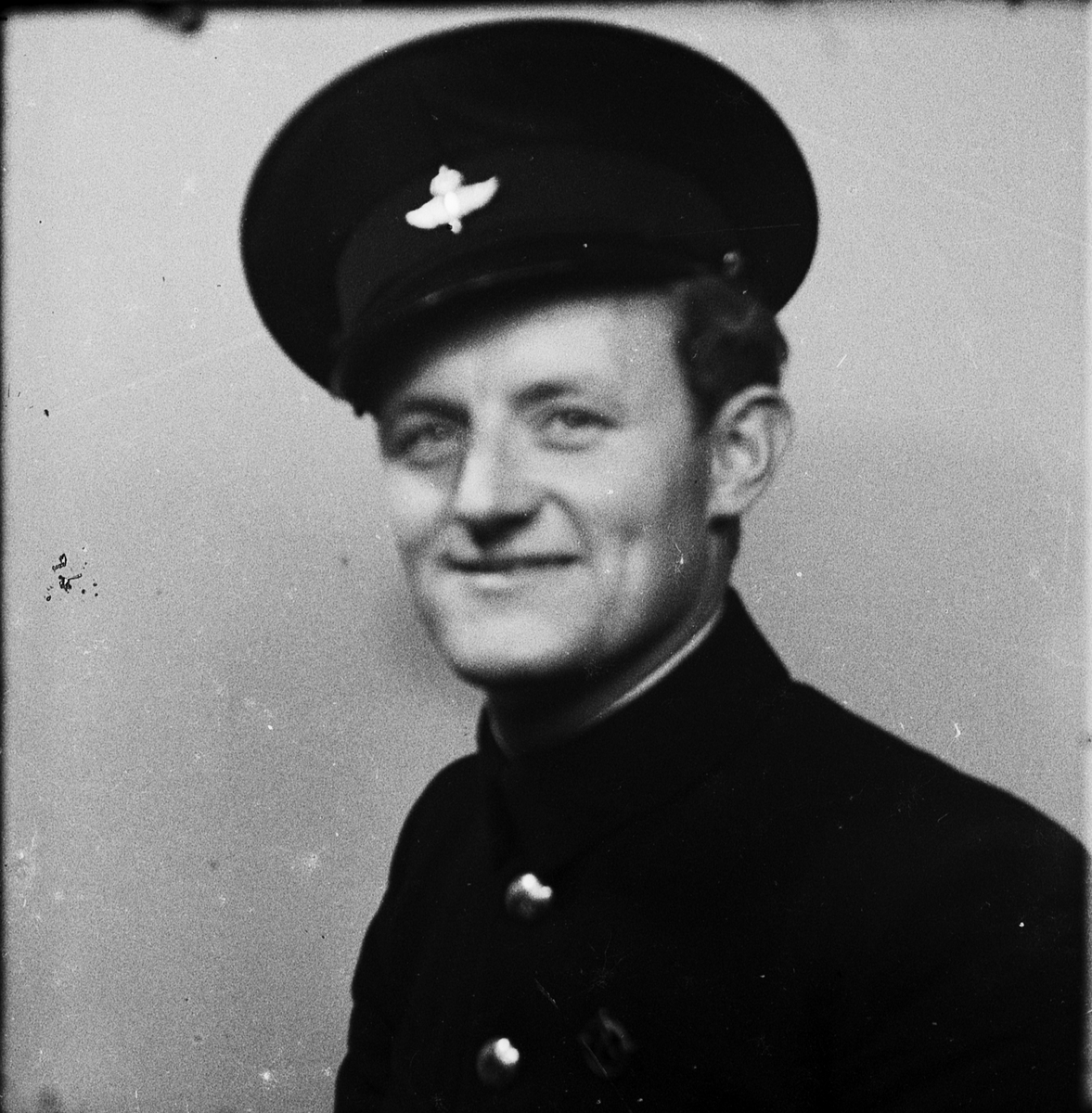 Ateljéporträtt - man i uniform, Östhammar, Uppland
